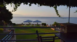Alexandros Beachfront Apartments near Petalidi with Private Sunbeds & Sea View - Image 4