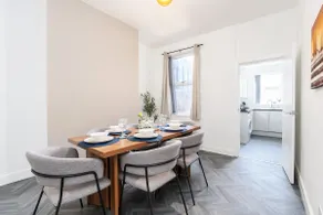Perfect Booking Stylish 3 Bed Family Home - Image 3
