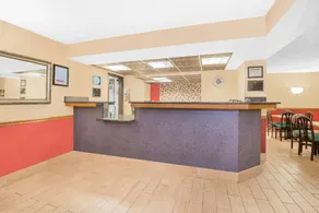 Super 8 by Wyndham Marshalltown - Image 2