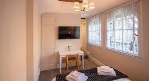 Grand 1 bed Georgian Suite at Florence House, in the heart of Herne Bay and 300m from beach - Image 2