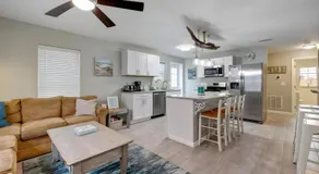 Sea Breeze House- 3 bd 2 ba 5 min walk to beach - Image 2