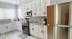 2 BR Quaint Private Bungalow NR Downtown & Beaches - Image 3