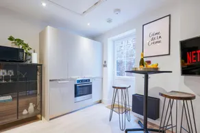 Stylish Apartment - City Centre - Yoko Property - Image 3
