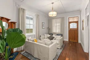 Family Home in Mayfield With Stylish Interior - Image 2