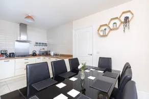 Parking, WiFi, King Beds, En-suites, Self Check-in - Image 3