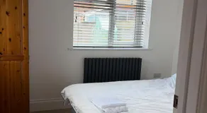 One Bedroom Apartment in Poole close to Beaches - Image 4