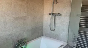 City Stay with Jacuzzi Gym Free Parking 2 Spaces - Image 4