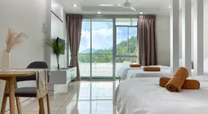 Comfy 2BR Condo with Swimming Pool & Free WiFi Netflix near Lake Garden Zoo - Image 1