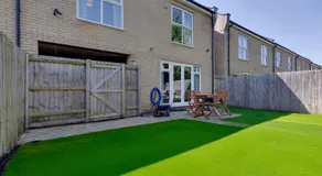 Modern House with Free Parking & Superfast WiFi - Image 3