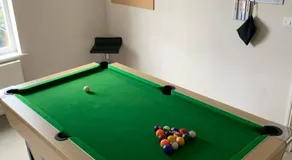 Entire Family Entertainment Holiday Home - 3 x Floors - Free Parking - Games Room - Private Garden - Workspace and Wifi 112mb - Self Check-in - Image 5