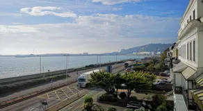 Flat next to port and cliffs with parking - Image 4