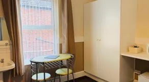 Runcorn Jubilee Guest House - Image 5
