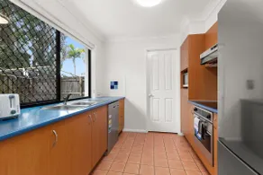 Sleek & Comfortable 3-Bed Townhouse for Your Stay - Image 5