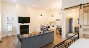 Farmhouse Suites by Amish Country Lodging - Image 2