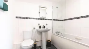 2 Bed Flat - Sleeps 4 - Parking - Wifi - Image 3
