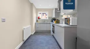 L1 - INVOICE and REDUCED PRICE only via SUNRISE SHORT LETS DUNDEE, Large 4 Bedroom House with 6 Beds and 3 bathrooms, TVs in each room, Free Parking, Fully Equipped, Local Amenities, Easy Ring Road Access, Special Rates and ONLY 9 Mins to STANNERGATE Port - Image 4