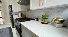 Great location with parking, 10 min to LGA & subway - Image 2