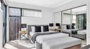 Luxurious Living in St Clair with Spa and Balcony - Image 2