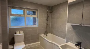 Exquisite King-sized Bedroom - Free Parking - Image 4