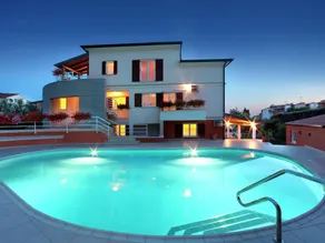 Modern and tastefully furnished one bedroom apartment with common pool - Image 5