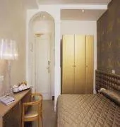M Glamour Hotel - Image 3