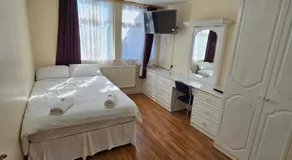 Tanners End Apartment - Image 2