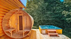 Chalet Bee with Private Hot Tub, Sauna & Pool , Fiddler Lake - Image 2