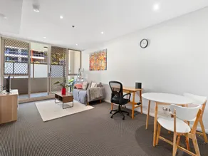 Inner-city Stay With Pool and Gym Access - Image 2