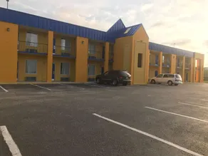 Super 8 by Wyndham Lumberton NC - Image 2