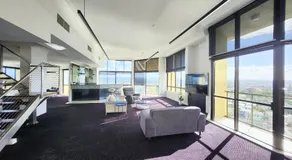 Penthouse in Surfers Hawaiian Holiday Apartments - Image 4