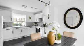 Luxurious 3 Bed House with Free Parking - Image 4