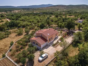 Tranquil Holiday Home in Veliki Broćanac with Swimming Pool - Image 5