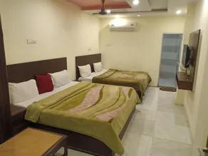 Hotel O Alpine - Image 5