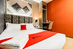 RedDoorz Plus near Nagoya Hill Batam 6 - Image 3