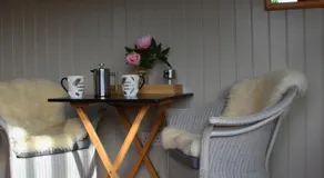 Shepherds Hut de lujo con jacuzzi en una zona rural cerca de Bath + Bristol - Image 4