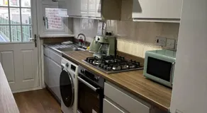Modern 3-Bedroom House with Private Parking - Image 3