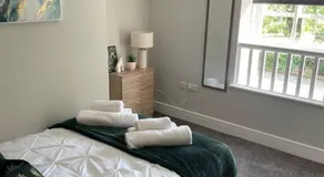 Oak House by ShortStays4U A Modern 3Bedroom Townhouse with free parking in town centre! - Image 2
