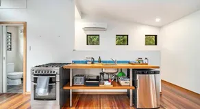 Beautiful high-set studio close to beach - Image 3