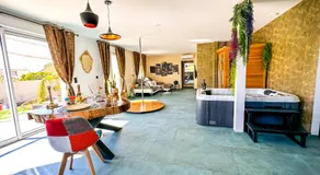 Love room jacuzzi La Villa Des Charmes - Image 2