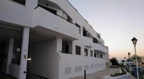 LA PITA- Terraza con vistas al mar & parking, a 1 min de la playa - Image 3
