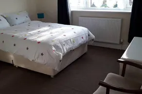 Homely 3-bed House in Manchester - Image 2