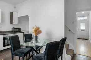 Bury Modern 3BR/Gated Parking/3 En-suites - Image 3