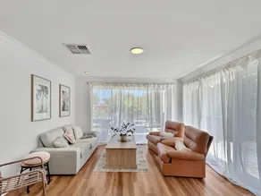 Beachside Style Home Near the Estuary - Image 2