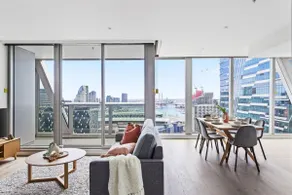 Docklands 3BR Getaway Harbour View & Free Parking - Image 2