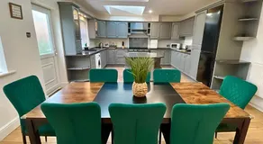 Large Contractor House - 6 Bedrooms - 10 BEDS - Free Private Parking - Image 3