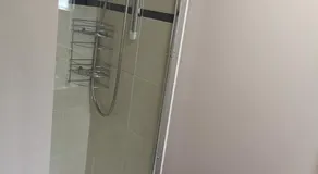 En-suite Bedroom in a quiet bungalow - Image 3