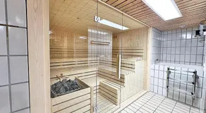 CB102-B - Bijou, Holz, zentral, mit Garage und Pool - Image 5
