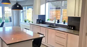 Comfortable 4 Bedroom Stay, Sleeps 7, Parking & WiFi - Image 3