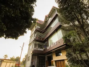 OYO Hotel Sky Blue - Image 5