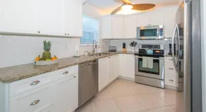 Surfside Beachfront Escape - Neat and Bright - Image 4